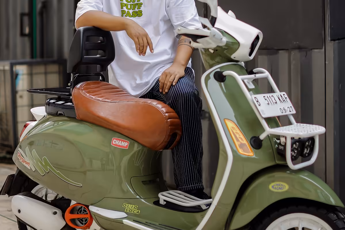Custom Vespa seat with backrest in urban street culture gathering