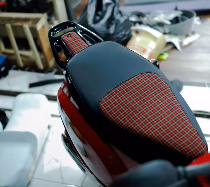 Signature SATYA SEAT custom Vespa seat design series