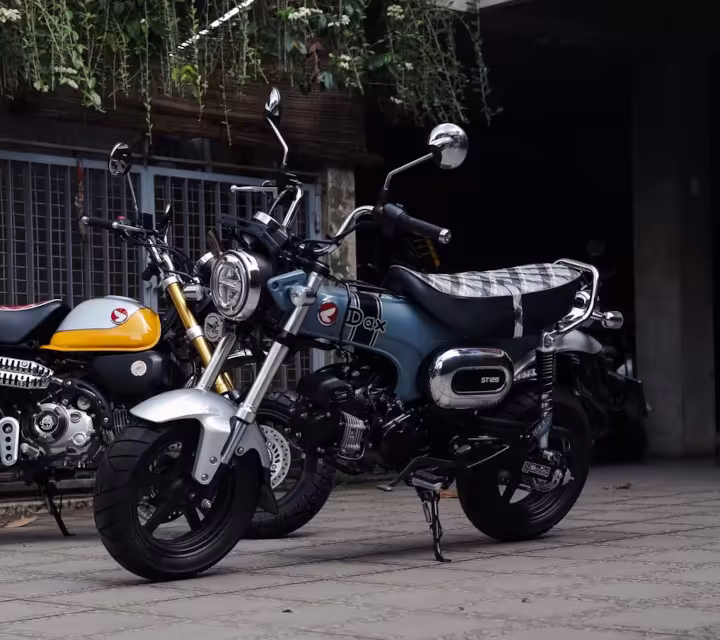 Global Vespa travel ride community seat installation